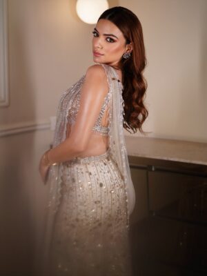 Sukriti Kakar Instagram - Dilwali 🧚🏻♀️🪔 for @michaelkors x @esquireindia ✨🪩
Wearing @isabydollywahal
Hair & makeup @saniya.advani
Jewellery @the_jewel_gallery
Pictures @portraitdeewana
#MichaelKorsDiwali