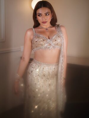 Sukriti Kakar Instagram - Dilwali 🧚🏻♀️🪔 for @michaelkors x @esquireindia ✨🪩
Wearing @isabydollywahal
Hair & makeup @saniya.advani
Jewellery @the_jewel_gallery
Pictures @portraitdeewana
#MichaelKorsDiwali