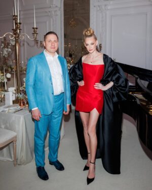 Svetlana Khodchenkova Instagram - Гала-ужин в честь амбассадора ювелирного дома CLUEV — Светланы Ходченковой ❤️

Перед началом ужина президент ювелирного дома Илья Клюев тепло поприветствовал собравшихся и представил Светлану в ее новом звании.

Теперь утонченные украшения из цветных драгоценных камней и бриллиантов представляет новый амбассадор — заслуженная артистка России Светлана Ходченкова. 

Мастер тонкой игры, она олицетворяет философию и эстетику CLUEV.