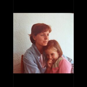 Tania Llasera Instagram - Podréis comprobar que en cada foto con mamá me muero de risa… solo mi madre sabe sacar cada día mi versión más gamberra(que es mejor). 

Mi madre supo ver primero que yo iba a ser comunicadora. 

Mama es con quien aprendí toda mi inteligencia emocional. 

Mommy es con quien hablo en inglés sin saber que lo hago. 

Amatxu me da lo que necesito antes de saberlo siquiera. 

Menos cuando estuve castigada toda mi adolescencia: siempre hubo confianza, libertad y respeto. 

También hay momentos que me pone de los nervios y también nos enfadamos, no es todo perfecto, no hay relación humana así. 

Es dura y blandita a la vez. Llena de complejos, jamas ve su propia belleza, ni sus talentos. Tan adelantada a su época, es de todas mis relaciones, mi fav. 

Me encanta ser su hija. Nos reímos mucho. 

Una vez le pregunté a mi madre qué le gustaría haberme regalado en cuanto a sabiduría se refiere y me contestó: un buen sentido del humor. 

Qué suerte la mía el tenerte mamá. 

I love you to the stars mother ⭐