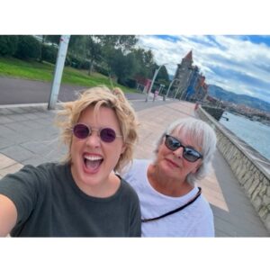 Tania Llasera Instagram - Podréis comprobar que en cada foto con mamá me muero de risa… solo mi madre sabe sacar cada día mi versión más gamberra(que es mejor). 

Mi madre supo ver primero que yo iba a ser comunicadora. 

Mama es con quien aprendí toda mi inteligencia emocional. 

Mommy es con quien hablo en inglés sin saber que lo hago. 

Amatxu me da lo que necesito antes de saberlo siquiera. 

Menos cuando estuve castigada toda mi adolescencia: siempre hubo confianza, libertad y respeto. 

También hay momentos que me pone de los nervios y también nos enfadamos, no es todo perfecto, no hay relación humana así. 

Es dura y blandita a la vez. Llena de complejos, jamas ve su propia belleza, ni sus talentos. Tan adelantada a su época, es de todas mis relaciones, mi fav. 

Me encanta ser su hija. Nos reímos mucho. 

Una vez le pregunté a mi madre qué le gustaría haberme regalado en cuanto a sabiduría se refiere y me contestó: un buen sentido del humor. 

Qué suerte la mía el tenerte mamá. 

I love you to the stars mother ⭐