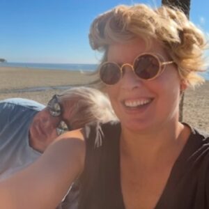 Tania Llasera Instagram - Podréis comprobar que en cada foto con mamá me muero de risa… solo mi madre sabe sacar cada día mi versión más gamberra(que es mejor). 

Mi madre supo ver primero que yo iba a ser comunicadora. 

Mama es con quien aprendí toda mi inteligencia emocional. 

Mommy es con quien hablo en inglés sin saber que lo hago. 

Amatxu me da lo que necesito antes de saberlo siquiera. 

Menos cuando estuve castigada toda mi adolescencia: siempre hubo confianza, libertad y respeto. 

También hay momentos que me pone de los nervios y también nos enfadamos, no es todo perfecto, no hay relación humana así. 

Es dura y blandita a la vez. Llena de complejos, jamas ve su propia belleza, ni sus talentos. Tan adelantada a su época, es de todas mis relaciones, mi fav. 

Me encanta ser su hija. Nos reímos mucho. 

Una vez le pregunté a mi madre qué le gustaría haberme regalado en cuanto a sabiduría se refiere y me contestó: un buen sentido del humor. 

Qué suerte la mía el tenerte mamá. 

I love you to the stars mother ⭐