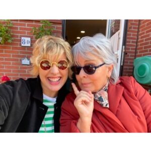 Tania Llasera Instagram - Podréis comprobar que en cada foto con mamá me muero de risa… solo mi madre sabe sacar cada día mi versión más gamberra(que es mejor). 

Mi madre supo ver primero que yo iba a ser comunicadora. 

Mama es con quien aprendí toda mi inteligencia emocional. 

Mommy es con quien hablo en inglés sin saber que lo hago. 

Amatxu me da lo que necesito antes de saberlo siquiera. 

Menos cuando estuve castigada toda mi adolescencia: siempre hubo confianza, libertad y respeto. 

También hay momentos que me pone de los nervios y también nos enfadamos, no es todo perfecto, no hay relación humana así. 

Es dura y blandita a la vez. Llena de complejos, jamas ve su propia belleza, ni sus talentos. Tan adelantada a su época, es de todas mis relaciones, mi fav. 

Me encanta ser su hija. Nos reímos mucho. 

Una vez le pregunté a mi madre qué le gustaría haberme regalado en cuanto a sabiduría se refiere y me contestó: un buen sentido del humor. 

Qué suerte la mía el tenerte mamá. 

I love you to the stars mother ⭐
