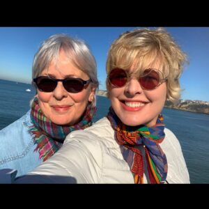 Tania Llasera Instagram - Podréis comprobar que en cada foto con mamá me muero de risa… solo mi madre sabe sacar cada día mi versión más gamberra(que es mejor). 

Mi madre supo ver primero que yo iba a ser comunicadora. 

Mama es con quien aprendí toda mi inteligencia emocional. 

Mommy es con quien hablo en inglés sin saber que lo hago. 

Amatxu me da lo que necesito antes de saberlo siquiera. 

Menos cuando estuve castigada toda mi adolescencia: siempre hubo confianza, libertad y respeto. 

También hay momentos que me pone de los nervios y también nos enfadamos, no es todo perfecto, no hay relación humana así. 

Es dura y blandita a la vez. Llena de complejos, jamas ve su propia belleza, ni sus talentos. Tan adelantada a su época, es de todas mis relaciones, mi fav. 

Me encanta ser su hija. Nos reímos mucho. 

Una vez le pregunté a mi madre qué le gustaría haberme regalado en cuanto a sabiduría se refiere y me contestó: un buen sentido del humor. 

Qué suerte la mía el tenerte mamá. 

I love you to the stars mother ⭐