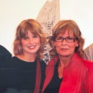 Tania Llasera Instagram - Podréis comprobar que en cada foto con mamá me muero de risa… solo mi madre sabe sacar cada día mi versión más gamberra(que es mejor). 

Mi madre supo ver primero que yo iba a ser comunicadora. 

Mama es con quien aprendí toda mi inteligencia emocional. 

Mommy es con quien hablo en inglés sin saber que lo hago. 

Amatxu me da lo que necesito antes de saberlo siquiera. 

Menos cuando estuve castigada toda mi adolescencia: siempre hubo confianza, libertad y respeto. 

También hay momentos que me pone de los nervios y también nos enfadamos, no es todo perfecto, no hay relación humana así. 

Es dura y blandita a la vez. Llena de complejos, jamas ve su propia belleza, ni sus talentos. Tan adelantada a su época, es de todas mis relaciones, mi fav. 

Me encanta ser su hija. Nos reímos mucho. 

Una vez le pregunté a mi madre qué le gustaría haberme regalado en cuanto a sabiduría se refiere y me contestó: un buen sentido del humor. 

Qué suerte la mía el tenerte mamá. 

I love you to the stars mother ⭐