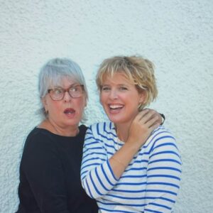 Tania Llasera Instagram - Podréis comprobar que en cada foto con mamá me muero de risa… solo mi madre sabe sacar cada día mi versión más gamberra(que es mejor). 

Mi madre supo ver primero que yo iba a ser comunicadora. 

Mama es con quien aprendí toda mi inteligencia emocional. 

Mommy es con quien hablo en inglés sin saber que lo hago. 

Amatxu me da lo que necesito antes de saberlo siquiera. 

Menos cuando estuve castigada toda mi adolescencia: siempre hubo confianza, libertad y respeto. 

También hay momentos que me pone de los nervios y también nos enfadamos, no es todo perfecto, no hay relación humana así. 

Es dura y blandita a la vez. Llena de complejos, jamas ve su propia belleza, ni sus talentos. Tan adelantada a su época, es de todas mis relaciones, mi fav. 

Me encanta ser su hija. Nos reímos mucho. 

Una vez le pregunté a mi madre qué le gustaría haberme regalado en cuanto a sabiduría se refiere y me contestó: un buen sentido del humor. 

Qué suerte la mía el tenerte mamá. 

I love you to the stars mother ⭐