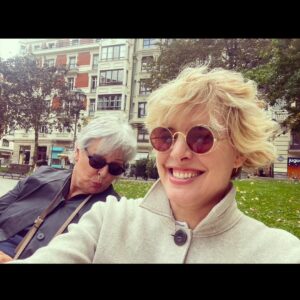Tania Llasera Instagram - Podréis comprobar que en cada foto con mamá me muero de risa… solo mi madre sabe sacar cada día mi versión más gamberra(que es mejor). 

Mi madre supo ver primero que yo iba a ser comunicadora. 

Mama es con quien aprendí toda mi inteligencia emocional. 

Mommy es con quien hablo en inglés sin saber que lo hago. 

Amatxu me da lo que necesito antes de saberlo siquiera. 

Menos cuando estuve castigada toda mi adolescencia: siempre hubo confianza, libertad y respeto. 

También hay momentos que me pone de los nervios y también nos enfadamos, no es todo perfecto, no hay relación humana así. 

Es dura y blandita a la vez. Llena de complejos, jamas ve su propia belleza, ni sus talentos. Tan adelantada a su época, es de todas mis relaciones, mi fav. 

Me encanta ser su hija. Nos reímos mucho. 

Una vez le pregunté a mi madre qué le gustaría haberme regalado en cuanto a sabiduría se refiere y me contestó: un buen sentido del humor. 

Qué suerte la mía el tenerte mamá. 

I love you to the stars mother ⭐