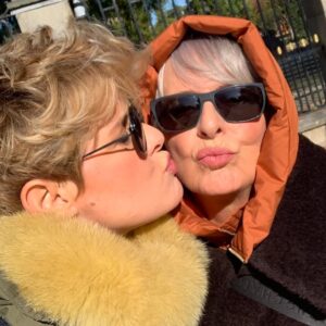 Tania Llasera Instagram - Podréis comprobar que en cada foto con mamá me muero de risa… solo mi madre sabe sacar cada día mi versión más gamberra(que es mejor). 

Mi madre supo ver primero que yo iba a ser comunicadora. 

Mama es con quien aprendí toda mi inteligencia emocional. 

Mommy es con quien hablo en inglés sin saber que lo hago. 

Amatxu me da lo que necesito antes de saberlo siquiera. 

Menos cuando estuve castigada toda mi adolescencia: siempre hubo confianza, libertad y respeto. 

También hay momentos que me pone de los nervios y también nos enfadamos, no es todo perfecto, no hay relación humana así. 

Es dura y blandita a la vez. Llena de complejos, jamas ve su propia belleza, ni sus talentos. Tan adelantada a su época, es de todas mis relaciones, mi fav. 

Me encanta ser su hija. Nos reímos mucho. 

Una vez le pregunté a mi madre qué le gustaría haberme regalado en cuanto a sabiduría se refiere y me contestó: un buen sentido del humor. 

Qué suerte la mía el tenerte mamá. 

I love you to the stars mother ⭐