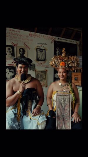 Tara Basro Instagram - Suatu hari di @tegaltemuspace ditengah sesi foto bersama @gungama_gama @1930studiobali berbalut kain Sasih by Ayu @indiralaksmi_bali