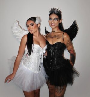 Tati McQuay Instagram - 🦢🖤