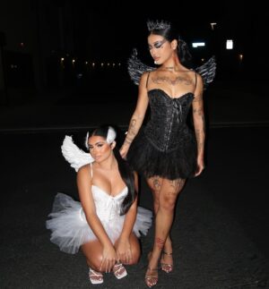 Tati McQuay Instagram - 🦢🖤