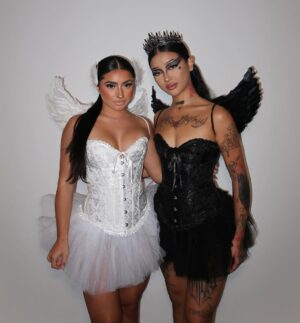 Tati McQuay Instagram - 🦢🖤
