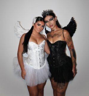 Tati McQuay Instagram - 🦢🖤