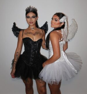 Tati McQuay Instagram - 🦢🖤