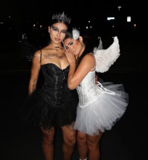 Tati McQuay Instagram - 🦢🖤