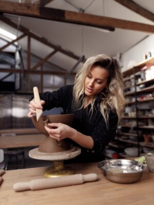 Tere Kuster Instagram - ✨Cerámica & Vino 🍷 
Una noche para crear, brindar y disfrutar✨

Sumérgete en una velada donde el arte, el placer de compartir y la magia de transformar una idea en algo tangible se encuentran. Una experiencia única que nace de la intención y la pasión de Nicoletta y Tere, noche que quedará en tus manos y en tu memoria.

Sumérgete en el momento presente mediante el proceso de creación libre.
Vas a crear tu pieza desde cero con una técnica  de construcción manual ( 100% libre) para luego decorarla a tu gusto. 
 
*QUE INCLUYE?*
* Arcilla 
* Engobes (colores)
* Todas las Herramientas para crear ( estecas, sellos, pinceles)
* Todos los materiales necesarios para crear una pieza hermosa hecha por vos misma.
* Copita de vino, gaseosa o café 
* Un rico picoteo para compartir

*CUANDO?*
📅 Viernes 29 de agosto – 20:00 h - 22:30 hs.
*DONDE?*
📍  Tienda Nicoletta valentina 

🌻 No necesitas experiencia previa 

Reserva la fecha y prepárate para vivir juntos una noche creativamente mágica, entre copas y arcilla. 🍷🎨