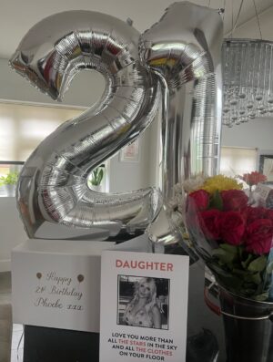 Tess Daly Instagram - 💖21💖What a milestone… 💫 Could not be more proud of our brilliant girl Phoebe on her big birthday here’s to celebrating how special you are 🩷🎂 @phoebeekay