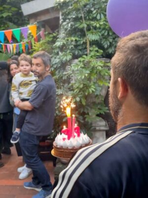 Thelma Fardin Instagram - siento tan querida, tan cuidada.
Ayer nuestro hogar recibió a 50 personas, en una tarde que se puso linda de tanta fuerza que hizo Nico para que otra vez mi festejo fuera inolvidable.
@lauti.pachu @joanmsilva y @helenadrummer nos regalaron música. Yo en primera fila, mis amigos detrás mío disfrutando. Y con la magia que sucede con el arte, me sentí sostenida, en ese espacio entre quienes miran y quienes son mirados. Estaba ahí; entre-medio, rodeada de amor.
Abrazada, querida y valorada.
Gracias. A mis amigos que me quieren bien, a mi familia, la que vino y la elegida.
A mi amor, por tanto amor, del bueno.
33, parece que llegan en un gran momento, bienvenidos 😉

La última foto es sin dudas la mejor

(Cuando se revelen las analógicas vuelvo a spamear con el festejo, que en esta me falta gente)