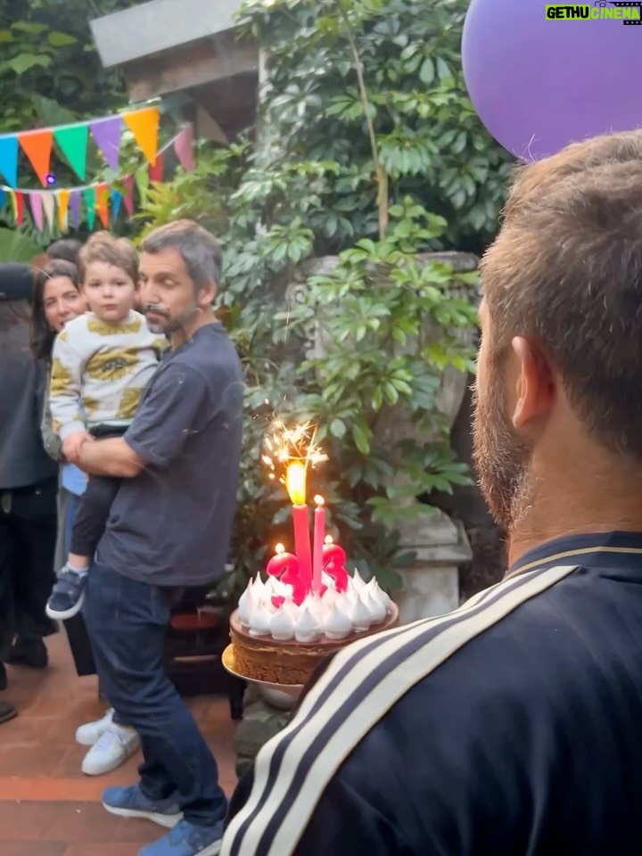 Thelma Fardin - 44.3K Likes - siento tan querida, tan cuidada.
Ayer nuestro hogar recibió a 50 personas, en una tarde que se puso linda de tanta fuerza que hizo Nico para que otra vez mi festejo fuera inolvidable.
@lauti.pachu @joanmsilva y @helenadrummer nos regalaron música. Yo en primera fila, mis amigos detrás mío disfrutando. Y con la magia que sucede con el arte, me sentí sostenida, en ese espacio entre quienes miran y quienes son mirados. Estaba ahí; entre-medio, rodeada de amor.
Abrazada, querida y valorada.
Gracias. A mis amigos que me quieren bien, a mi familia, la que vino y la elegida.
A mi amor, por tanto amor, del bueno.
33, parece que llegan en un gran momento, bienvenidos 😉

La última foto es sin dudas la mejor

(Cuando se revelen las analógicas vuelvo a spamear con el festejo, que en esta me falta gente)