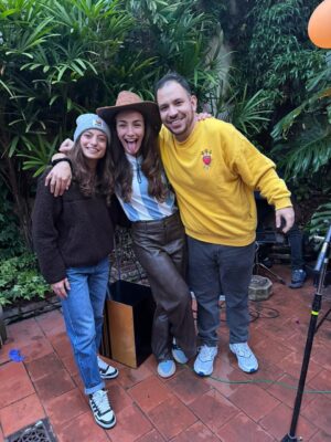 Thelma Fardin Instagram - siento tan querida, tan cuidada.
Ayer nuestro hogar recibió a 50 personas, en una tarde que se puso linda de tanta fuerza que hizo Nico para que otra vez mi festejo fuera inolvidable.
@lauti.pachu @joanmsilva y @helenadrummer nos regalaron música. Yo en primera fila, mis amigos detrás mío disfrutando. Y con la magia que sucede con el arte, me sentí sostenida, en ese espacio entre quienes miran y quienes son mirados. Estaba ahí; entre-medio, rodeada de amor.
Abrazada, querida y valorada.
Gracias. A mis amigos que me quieren bien, a mi familia, la que vino y la elegida.
A mi amor, por tanto amor, del bueno.
33, parece que llegan en un gran momento, bienvenidos 😉

La última foto es sin dudas la mejor

(Cuando se revelen las analógicas vuelvo a spamear con el festejo, que en esta me falta gente)