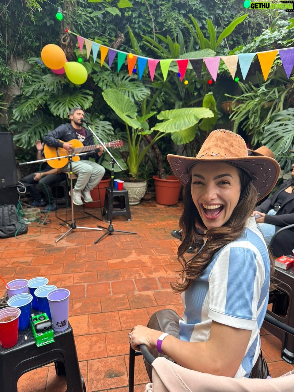 Thelma Fardin - 44.3K Likes - siento tan querida, tan cuidada.
Ayer nuestro hogar recibió a 50 personas, en una tarde que se puso linda de tanta fuerza que hizo Nico para que otra vez mi festejo fuera inolvidable.
@lauti.pachu @joanmsilva y @helenadrummer nos regalaron música. Yo en primera fila, mis amigos detrás mío disfrutando. Y con la magia que sucede con el arte, me sentí sostenida, en ese espacio entre quienes miran y quienes son mirados. Estaba ahí; entre-medio, rodeada de amor.
Abrazada, querida y valorada.
Gracias. A mis amigos que me quieren bien, a mi familia, la que vino y la elegida.
A mi amor, por tanto amor, del bueno.
33, parece que llegan en un gran momento, bienvenidos 😉

La última foto es sin dudas la mejor

(Cuando se revelen las analógicas vuelvo a spamear con el festejo, que en esta me falta gente)
