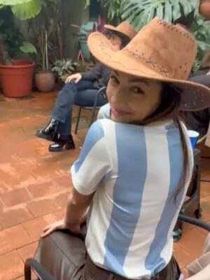 Thelma Fardin Instagram - siento tan querida, tan cuidada.
Ayer nuestro hogar recibió a 50 personas, en una tarde que se puso linda de tanta fuerza que hizo Nico para que otra vez mi festejo fuera inolvidable.
@lauti.pachu @joanmsilva y @helenadrummer nos regalaron música. Yo en primera fila, mis amigos detrás mío disfrutando. Y con la magia que sucede con el arte, me sentí sostenida, en ese espacio entre quienes miran y quienes son mirados. Estaba ahí; entre-medio, rodeada de amor.
Abrazada, querida y valorada.
Gracias. A mis amigos que me quieren bien, a mi familia, la que vino y la elegida.
A mi amor, por tanto amor, del bueno.
33, parece que llegan en un gran momento, bienvenidos 😉

La última foto es sin dudas la mejor

(Cuando se revelen las analógicas vuelvo a spamear con el festejo, que en esta me falta gente)