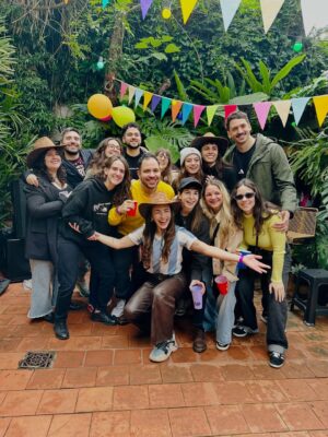 Thelma Fardin Instagram - siento tan querida, tan cuidada.
Ayer nuestro hogar recibió a 50 personas, en una tarde que se puso linda de tanta fuerza que hizo Nico para que otra vez mi festejo fuera inolvidable.
@lauti.pachu @joanmsilva y @helenadrummer nos regalaron música. Yo en primera fila, mis amigos detrás mío disfrutando. Y con la magia que sucede con el arte, me sentí sostenida, en ese espacio entre quienes miran y quienes son mirados. Estaba ahí; entre-medio, rodeada de amor.
Abrazada, querida y valorada.
Gracias. A mis amigos que me quieren bien, a mi familia, la que vino y la elegida.
A mi amor, por tanto amor, del bueno.
33, parece que llegan en un gran momento, bienvenidos 😉

La última foto es sin dudas la mejor

(Cuando se revelen las analógicas vuelvo a spamear con el festejo, que en esta me falta gente)