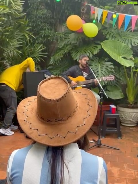 Thelma Fardin - 44.3K Likes - siento tan querida, tan cuidada.
Ayer nuestro hogar recibió a 50 personas, en una tarde que se puso linda de tanta fuerza que hizo Nico para que otra vez mi festejo fuera inolvidable.
@lauti.pachu @joanmsilva y @helenadrummer nos regalaron música. Yo en primera fila, mis amigos detrás mío disfrutando. Y con la magia que sucede con el arte, me sentí sostenida, en ese espacio entre quienes miran y quienes son mirados. Estaba ahí; entre-medio, rodeada de amor.
Abrazada, querida y valorada.
Gracias. A mis amigos que me quieren bien, a mi familia, la que vino y la elegida.
A mi amor, por tanto amor, del bueno.
33, parece que llegan en un gran momento, bienvenidos 😉

La última foto es sin dudas la mejor

(Cuando se revelen las analógicas vuelvo a spamear con el festejo, que en esta me falta gente)