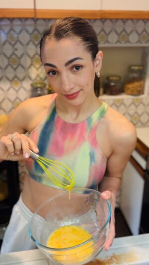 Thelma Fardin Instagram - 4 huevos🥚(o más, depende cuantas papas fritas de ayer vas a re utilizar) 👀
Papas fritas viejas 🍟 
Cebolla rehogada (a mi me gusta que se queme un poquito, tirarle agua y que se desprenda lo quemado)
Siempre sal y pimienta🧂
Perejil 🌿 

Una receta clásica, aunque puede fallar 🤷🏻‍♀️