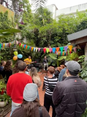 Thelma Fardin Instagram - siento tan querida, tan cuidada.
Ayer nuestro hogar recibió a 50 personas, en una tarde que se puso linda de tanta fuerza que hizo Nico para que otra vez mi festejo fuera inolvidable.
@lauti.pachu @joanmsilva y @helenadrummer nos regalaron música. Yo en primera fila, mis amigos detrás mío disfrutando. Y con la magia que sucede con el arte, me sentí sostenida, en ese espacio entre quienes miran y quienes son mirados. Estaba ahí; entre-medio, rodeada de amor.
Abrazada, querida y valorada.
Gracias. A mis amigos que me quieren bien, a mi familia, la que vino y la elegida.
A mi amor, por tanto amor, del bueno.
33, parece que llegan en un gran momento, bienvenidos 😉

La última foto es sin dudas la mejor

(Cuando se revelen las analógicas vuelvo a spamear con el festejo, que en esta me falta gente)