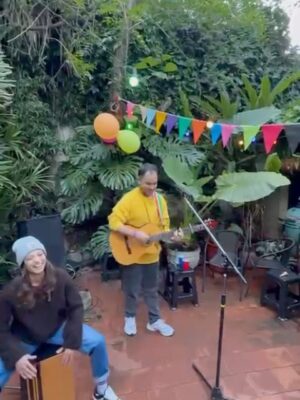 Thelma Fardin Instagram - siento tan querida, tan cuidada.
Ayer nuestro hogar recibió a 50 personas, en una tarde que se puso linda de tanta fuerza que hizo Nico para que otra vez mi festejo fuera inolvidable.
@lauti.pachu @joanmsilva y @helenadrummer nos regalaron música. Yo en primera fila, mis amigos detrás mío disfrutando. Y con la magia que sucede con el arte, me sentí sostenida, en ese espacio entre quienes miran y quienes son mirados. Estaba ahí; entre-medio, rodeada de amor.
Abrazada, querida y valorada.
Gracias. A mis amigos que me quieren bien, a mi familia, la que vino y la elegida.
A mi amor, por tanto amor, del bueno.
33, parece que llegan en un gran momento, bienvenidos 😉

La última foto es sin dudas la mejor

(Cuando se revelen las analógicas vuelvo a spamear con el festejo, que en esta me falta gente)