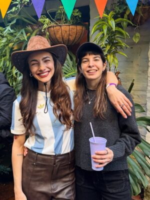 Thelma Fardin Instagram - siento tan querida, tan cuidada.
Ayer nuestro hogar recibió a 50 personas, en una tarde que se puso linda de tanta fuerza que hizo Nico para que otra vez mi festejo fuera inolvidable.
@lauti.pachu @joanmsilva y @helenadrummer nos regalaron música. Yo en primera fila, mis amigos detrás mío disfrutando. Y con la magia que sucede con el arte, me sentí sostenida, en ese espacio entre quienes miran y quienes son mirados. Estaba ahí; entre-medio, rodeada de amor.
Abrazada, querida y valorada.
Gracias. A mis amigos que me quieren bien, a mi familia, la que vino y la elegida.
A mi amor, por tanto amor, del bueno.
33, parece que llegan en un gran momento, bienvenidos 😉

La última foto es sin dudas la mejor

(Cuando se revelen las analógicas vuelvo a spamear con el festejo, que en esta me falta gente)