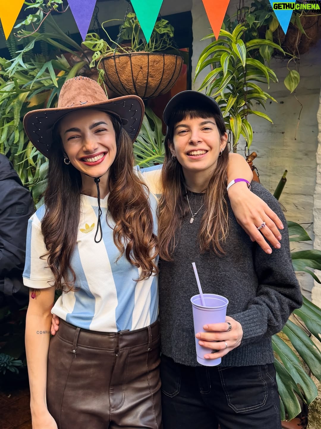 Thelma Fardin - 44.3K Likes - siento tan querida, tan cuidada.
Ayer nuestro hogar recibió a 50 personas, en una tarde que se puso linda de tanta fuerza que hizo Nico para que otra vez mi festejo fuera inolvidable.
@lauti.pachu @joanmsilva y @helenadrummer nos regalaron música. Yo en primera fila, mis amigos detrás mío disfrutando. Y con la magia que sucede con el arte, me sentí sostenida, en ese espacio entre quienes miran y quienes son mirados. Estaba ahí; entre-medio, rodeada de amor.
Abrazada, querida y valorada.
Gracias. A mis amigos que me quieren bien, a mi familia, la que vino y la elegida.
A mi amor, por tanto amor, del bueno.
33, parece que llegan en un gran momento, bienvenidos 😉

La última foto es sin dudas la mejor

(Cuando se revelen las analógicas vuelvo a spamear con el festejo, que en esta me falta gente)