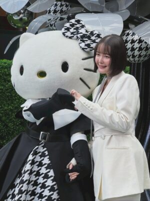 Tina Tamashiro Instagram - 世界中をやさしさでつなぐ「Togetherness」をテーマに、(最高)今年より始まる『HELLO KITTY WEEK』。

Hello Kitty’s Picnic Gardenのイベントに参加しました🤍

キティちゃんに会えてとっても嬉しかったです。
優しくてかわいくて、私の永遠のアイドル！
疲れちゃう時もあるけれど、キティちゃんをいつも心に宿しておけば皆なかよく繋がれるはず✨

海外にいるときでもキティちゃんを見かけると
なんだかほっとするんだよなあ🫶🏻

キティちゃんの世界観がぎゅっとつまった
フレグランスも体験できたり、とても素敵な空間になっているのでご家族やお友達と一緒にぜひ遊びに行ってみてください！

Hello Kitty’s Picnic Garden
六本木ヒルズ　大屋根プラザ
10/29〜11/14

With the theme of “Togetherness” 
connecting the world through kindness,
HELLO KITTY WEEK begins this year.

In its first year, Hello Kitty’s Picnic Garden invites you to experience trending fragrances and spend warm, gentle moments together with your friends, family, and loved ones.

Hello Kitty’s Picnic Garden
📍Ooyane Plaza
🗓October 29 – November 14