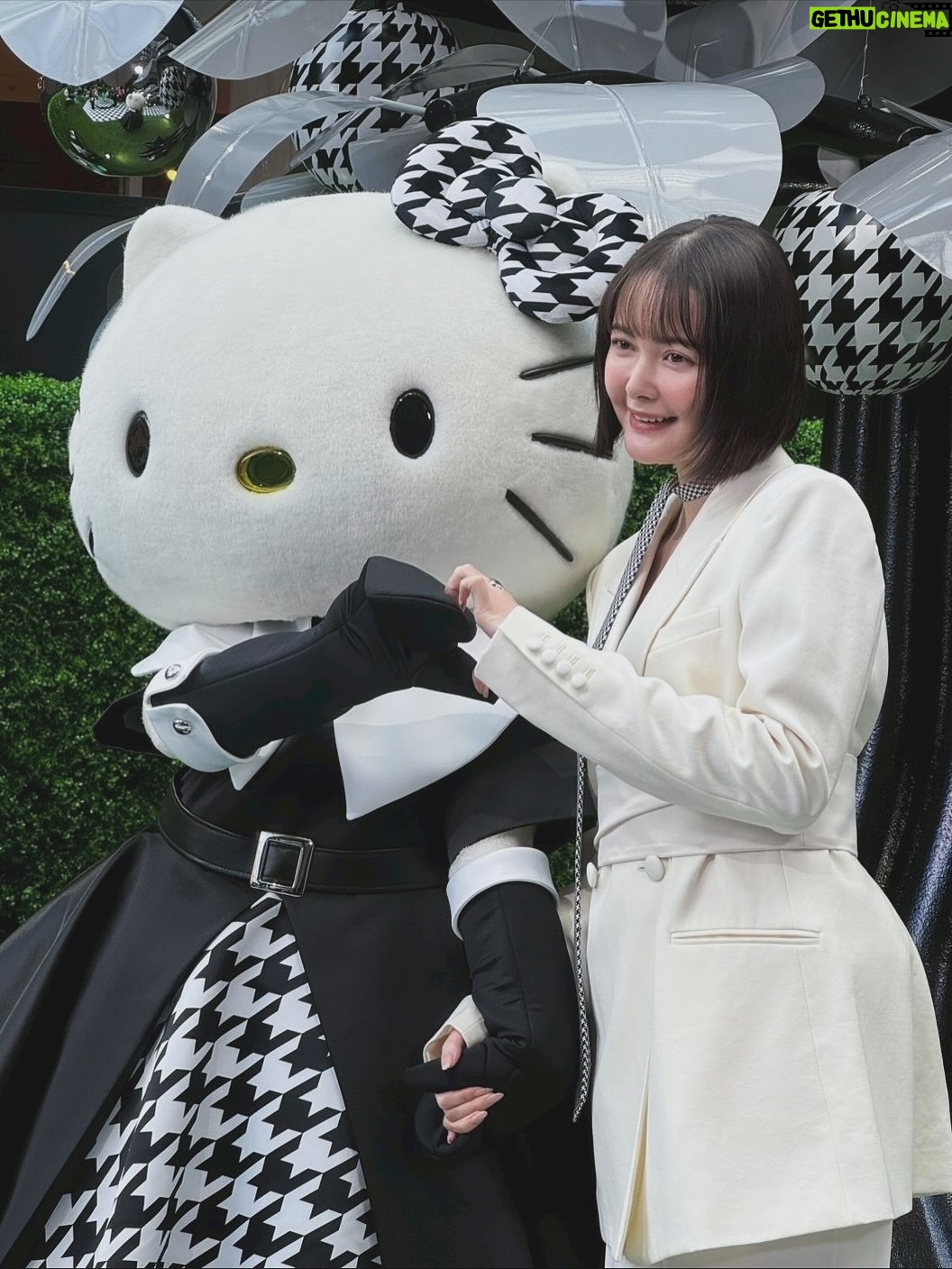 Tina Tamashiro - 78.4K Likes - 世界中をやさしさでつなぐ「Togetherness」をテーマに、(最高)今年より始まる『HELLO KITTY WEEK』。

Hello Kitty’s Picnic Gardenのイベントに参加しました🤍

キティちゃんに会えてとっても嬉しかったです。
優しくてかわいくて、私の永遠のアイドル！
疲れちゃう時もあるけれど、キティちゃんをいつも心に宿しておけば皆なかよく繋がれるはず✨

海外にいるときでもキティちゃんを見かけると
なんだかほっとするんだよなあ🫶🏻

キティちゃんの世界観がぎゅっとつまった
フレグランスも体験できたり、とても素敵な空間になっているのでご家族やお友達と一緒にぜひ遊びに行ってみてください！

Hello Kitty’s Picnic Garden
六本木ヒルズ　大屋根プラザ
10/29〜11/14

With the theme of “Togetherness” 
connecting the world through kindness,
HELLO KITTY WEEK begins this year.

In its first year, Hello Kitty’s Picnic Garden invites you to experience trending fragrances and spend warm, gentle moments together with your friends, family, and loved ones.

Hello Kitty’s Picnic Garden
📍Ooyane Plaza
🗓October 29 – November 14