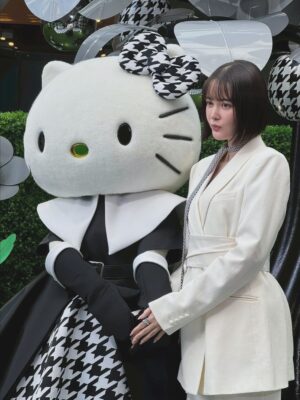 Tina Tamashiro Instagram - 世界中をやさしさでつなぐ「Togetherness」をテーマに、(最高)今年より始まる『HELLO KITTY WEEK』。

Hello Kitty’s Picnic Gardenのイベントに参加しました🤍

キティちゃんに会えてとっても嬉しかったです。
優しくてかわいくて、私の永遠のアイドル！
疲れちゃう時もあるけれど、キティちゃんをいつも心に宿しておけば皆なかよく繋がれるはず✨

海外にいるときでもキティちゃんを見かけると
なんだかほっとするんだよなあ🫶🏻

キティちゃんの世界観がぎゅっとつまった
フレグランスも体験できたり、とても素敵な空間になっているのでご家族やお友達と一緒にぜひ遊びに行ってみてください！

Hello Kitty’s Picnic Garden
六本木ヒルズ　大屋根プラザ
10/29〜11/14

With the theme of “Togetherness” 
connecting the world through kindness,
HELLO KITTY WEEK begins this year.

In its first year, Hello Kitty’s Picnic Garden invites you to experience trending fragrances and spend warm, gentle moments together with your friends, family, and loved ones.

Hello Kitty’s Picnic Garden
📍Ooyane Plaza
🗓October 29 – November 14