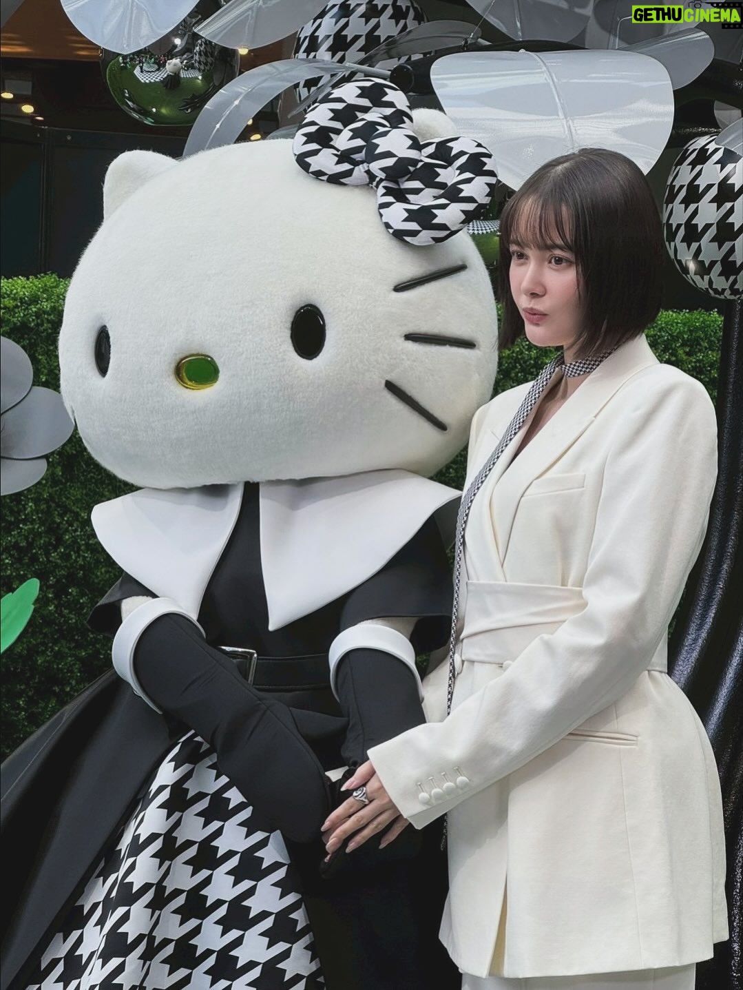 Tina Tamashiro - 78.4K Likes - 世界中をやさしさでつなぐ「Togetherness」をテーマに、(最高)今年より始まる『HELLO KITTY WEEK』。

Hello Kitty’s Picnic Gardenのイベントに参加しました🤍

キティちゃんに会えてとっても嬉しかったです。
優しくてかわいくて、私の永遠のアイドル！
疲れちゃう時もあるけれど、キティちゃんをいつも心に宿しておけば皆なかよく繋がれるはず✨

海外にいるときでもキティちゃんを見かけると
なんだかほっとするんだよなあ🫶🏻

キティちゃんの世界観がぎゅっとつまった
フレグランスも体験できたり、とても素敵な空間になっているのでご家族やお友達と一緒にぜひ遊びに行ってみてください！

Hello Kitty’s Picnic Garden
六本木ヒルズ　大屋根プラザ
10/29〜11/14

With the theme of “Togetherness” 
connecting the world through kindness,
HELLO KITTY WEEK begins this year.

In its first year, Hello Kitty’s Picnic Garden invites you to experience trending fragrances and spend warm, gentle moments together with your friends, family, and loved ones.

Hello Kitty’s Picnic Garden
📍Ooyane Plaza
🗓October 29 – November 14