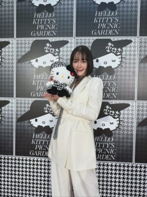 Tina Tamashiro Instagram - 世界中をやさしさでつなぐ「Togetherness」をテーマに、(最高)今年より始まる『HELLO KITTY WEEK』。

Hello Kitty’s Picnic Gardenのイベントに参加しました🤍

キティちゃんに会えてとっても嬉しかったです。
優しくてかわいくて、私の永遠のアイドル！
疲れちゃう時もあるけれど、キティちゃんをいつも心に宿しておけば皆なかよく繋がれるはず✨

海外にいるときでもキティちゃんを見かけると
なんだかほっとするんだよなあ🫶🏻

キティちゃんの世界観がぎゅっとつまった
フレグランスも体験できたり、とても素敵な空間になっているのでご家族やお友達と一緒にぜひ遊びに行ってみてください！

Hello Kitty’s Picnic Garden
六本木ヒルズ　大屋根プラザ
10/29〜11/14

With the theme of “Togetherness” 
connecting the world through kindness,
HELLO KITTY WEEK begins this year.

In its first year, Hello Kitty’s Picnic Garden invites you to experience trending fragrances and spend warm, gentle moments together with your friends, family, and loved ones.

Hello Kitty’s Picnic Garden
📍Ooyane Plaza
🗓October 29 – November 14