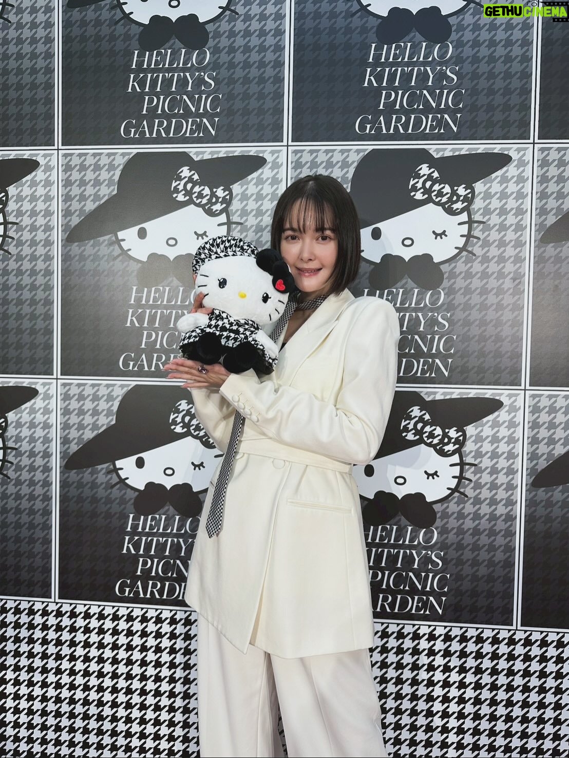 Tina Tamashiro - 78.4K Likes - 世界中をやさしさでつなぐ「Togetherness」をテーマに、(最高)今年より始まる『HELLO KITTY WEEK』。

Hello Kitty’s Picnic Gardenのイベントに参加しました🤍

キティちゃんに会えてとっても嬉しかったです。
優しくてかわいくて、私の永遠のアイドル！
疲れちゃう時もあるけれど、キティちゃんをいつも心に宿しておけば皆なかよく繋がれるはず✨

海外にいるときでもキティちゃんを見かけると
なんだかほっとするんだよなあ🫶🏻

キティちゃんの世界観がぎゅっとつまった
フレグランスも体験できたり、とても素敵な空間になっているのでご家族やお友達と一緒にぜひ遊びに行ってみてください！

Hello Kitty’s Picnic Garden
六本木ヒルズ　大屋根プラザ
10/29〜11/14

With the theme of “Togetherness” 
connecting the world through kindness,
HELLO KITTY WEEK begins this year.

In its first year, Hello Kitty’s Picnic Garden invites you to experience trending fragrances and spend warm, gentle moments together with your friends, family, and loved ones.

Hello Kitty’s Picnic Garden
📍Ooyane Plaza
🗓October 29 – November 14