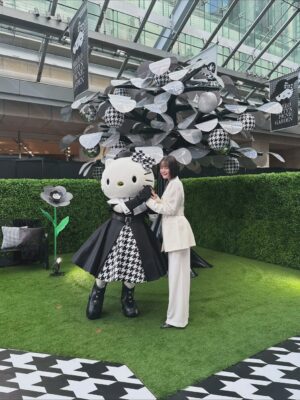 Tina Tamashiro Instagram - 世界中をやさしさでつなぐ「Togetherness」をテーマに、(最高)今年より始まる『HELLO KITTY WEEK』。

Hello Kitty’s Picnic Gardenのイベントに参加しました🤍

キティちゃんに会えてとっても嬉しかったです。
優しくてかわいくて、私の永遠のアイドル！
疲れちゃう時もあるけれど、キティちゃんをいつも心に宿しておけば皆なかよく繋がれるはず✨

海外にいるときでもキティちゃんを見かけると
なんだかほっとするんだよなあ🫶🏻

キティちゃんの世界観がぎゅっとつまった
フレグランスも体験できたり、とても素敵な空間になっているのでご家族やお友達と一緒にぜひ遊びに行ってみてください！

Hello Kitty’s Picnic Garden
六本木ヒルズ　大屋根プラザ
10/29〜11/14

With the theme of “Togetherness” 
connecting the world through kindness,
HELLO KITTY WEEK begins this year.

In its first year, Hello Kitty’s Picnic Garden invites you to experience trending fragrances and spend warm, gentle moments together with your friends, family, and loved ones.

Hello Kitty’s Picnic Garden
📍Ooyane Plaza
🗓October 29 – November 14