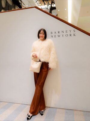 Tina Tamashiro Instagram - BARNEYS NEW YORK 銀座へ。

リニューアル後の空間はどこを切り取っても素敵で、
歩いているだけで少し背筋が伸びるような気がしました。

セレクトのアイテムはもちろん、
オリジナルコレクションもシルエットや素材が上品で、
日常に取り入れやすいものが多いんです。

私もいくつか愛用しています🧚🏻‍♀️

これからのホリデーシーズンに向けて、
大切な人へのギフト選びにもぴったり🎁

この秋は、シンプルな中に少しの遊び心を添えて、
自分らしいラグジュアリーを楽しんでみては🕊️

#barneysnewyork 
#バーニーズニューヨーク
#pr

BARNEYS NEW YORK GINZA.

The renewed space feels inspiring and elegant.
Their original pieces are timeless and easy to wear.
Perfect for the coming holiday season🎁