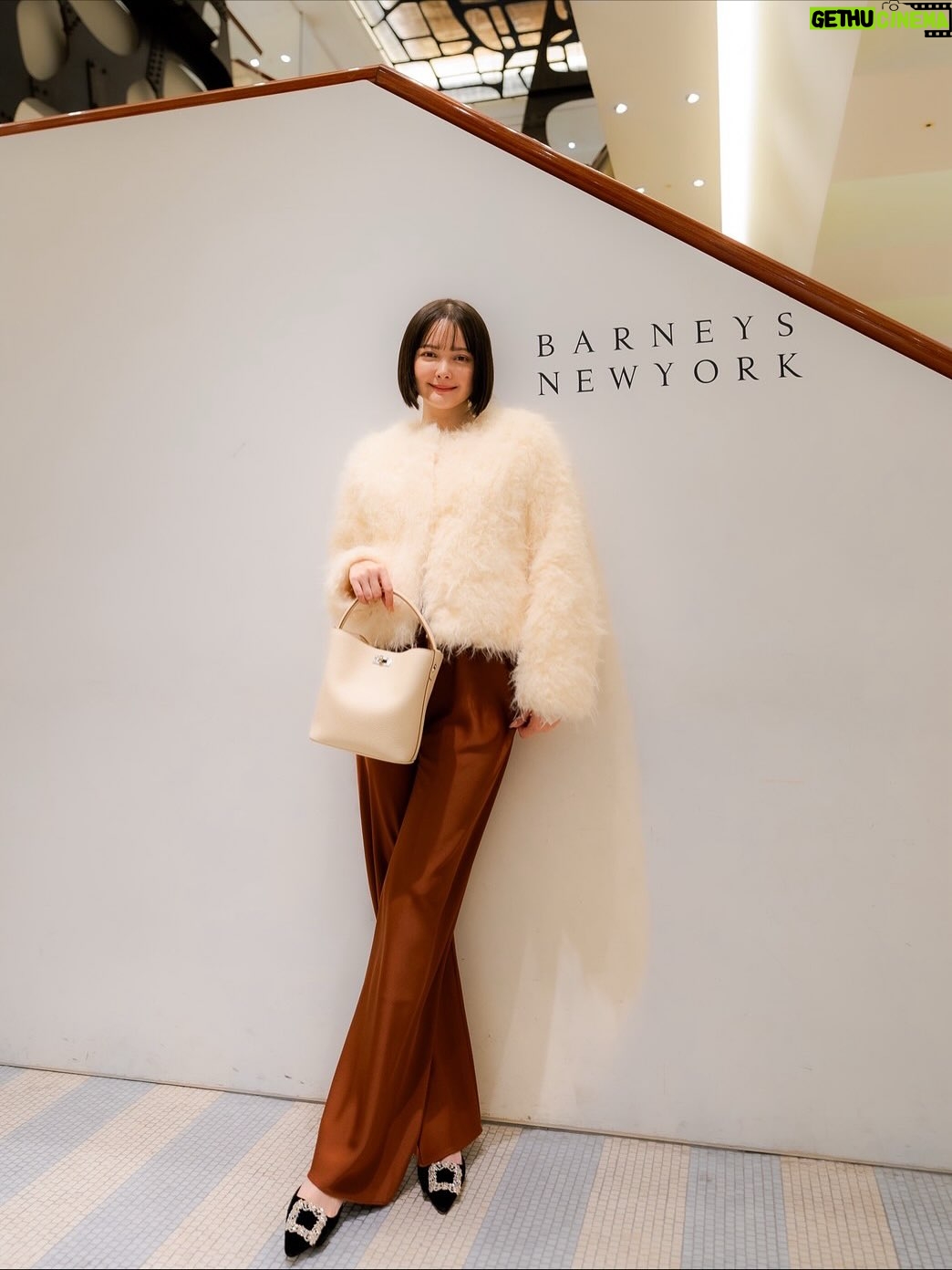 Tina Tamashiro - 28K Likes - BARNEYS NEW YORK 銀座へ。

リニューアル後の空間はどこを切り取っても素敵で、
歩いているだけで少し背筋が伸びるような気がしました。

セレクトのアイテムはもちろん、
オリジナルコレクションもシルエットや素材が上品で、
日常に取り入れやすいものが多いんです。

私もいくつか愛用しています🧚🏻‍♀️

これからのホリデーシーズンに向けて、
大切な人へのギフト選びにもぴったり🎁

この秋は、シンプルな中に少しの遊び心を添えて、
自分らしいラグジュアリーを楽しんでみては🕊️

#barneysnewyork 
#バーニーズニューヨーク
#pr

BARNEYS NEW YORK GINZA.

The renewed space feels inspiring and elegant.
Their original pieces are timeless and easy to wear.
Perfect for the coming holiday season🎁