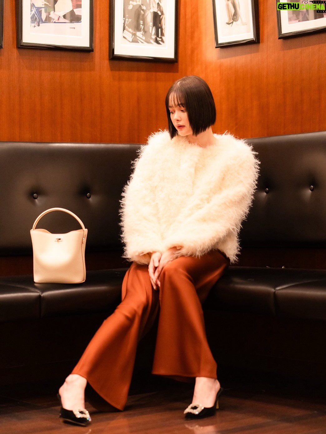 Tina Tamashiro - 28K Likes - BARNEYS NEW YORK 銀座へ。

リニューアル後の空間はどこを切り取っても素敵で、
歩いているだけで少し背筋が伸びるような気がしました。

セレクトのアイテムはもちろん、
オリジナルコレクションもシルエットや素材が上品で、
日常に取り入れやすいものが多いんです。

私もいくつか愛用しています🧚🏻‍♀️

これからのホリデーシーズンに向けて、
大切な人へのギフト選びにもぴったり🎁

この秋は、シンプルな中に少しの遊び心を添えて、
自分らしいラグジュアリーを楽しんでみては🕊️

#barneysnewyork 
#バーニーズニューヨーク
#pr

BARNEYS NEW YORK GINZA.

The renewed space feels inspiring and elegant.
Their original pieces are timeless and easy to wear.
Perfect for the coming holiday season🎁