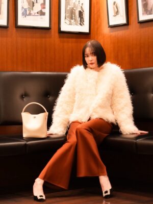 Tina Tamashiro Instagram - BARNEYS NEW YORK 銀座へ。

リニューアル後の空間はどこを切り取っても素敵で、
歩いているだけで少し背筋が伸びるような気がしました。

セレクトのアイテムはもちろん、
オリジナルコレクションもシルエットや素材が上品で、
日常に取り入れやすいものが多いんです。

私もいくつか愛用しています🧚🏻‍♀️

これからのホリデーシーズンに向けて、
大切な人へのギフト選びにもぴったり🎁

この秋は、シンプルな中に少しの遊び心を添えて、
自分らしいラグジュアリーを楽しんでみては🕊️

#barneysnewyork 
#バーニーズニューヨーク
#pr

BARNEYS NEW YORK GINZA.

The renewed space feels inspiring and elegant.
Their original pieces are timeless and easy to wear.
Perfect for the coming holiday season🎁