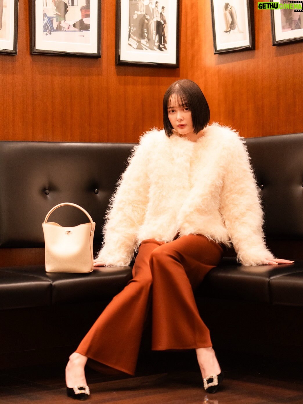 Tina Tamashiro - 28K Likes - BARNEYS NEW YORK 銀座へ。

リニューアル後の空間はどこを切り取っても素敵で、
歩いているだけで少し背筋が伸びるような気がしました。

セレクトのアイテムはもちろん、
オリジナルコレクションもシルエットや素材が上品で、
日常に取り入れやすいものが多いんです。

私もいくつか愛用しています🧚🏻‍♀️

これからのホリデーシーズンに向けて、
大切な人へのギフト選びにもぴったり🎁

この秋は、シンプルな中に少しの遊び心を添えて、
自分らしいラグジュアリーを楽しんでみては🕊️

#barneysnewyork 
#バーニーズニューヨーク
#pr

BARNEYS NEW YORK GINZA.

The renewed space feels inspiring and elegant.
Their original pieces are timeless and easy to wear.
Perfect for the coming holiday season🎁