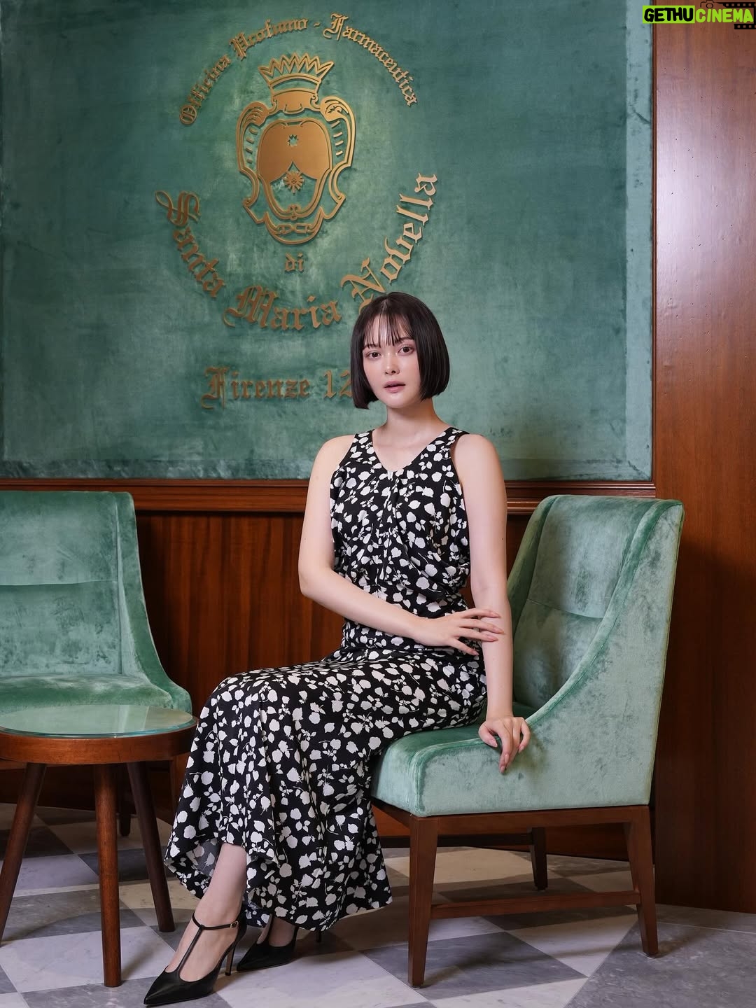 Tina Tamashiro - 85.2K Likes - Santa Maria Novella 🧚🏻

ニュウマン高輪店がOPENしたという事で
早速お邪魔してきました。

ずっと好きな香りのブランド、
サンタ・マリア・ノヴェッラ。

今回は「Incenso」の香水に
“Eterno ora（永遠の一瞬）”という言葉を
せっかくなのでイタリア語で刻印してもらいました。

香りに想いを込められるエングレービングサービス、
ギフトにもぴったりだと思います☺️🪽

9/17(水)〜9/30(火)まで、全国の直営店にて
オードパルファムまたはオーデコロンをご購入の方
対象で刻印サービスが実施中とのこと🕊️

気になる方はぜひチェックしてみてください。

#PR
#santamarianovellajapan 
#サンタマリアノヴェッラ
@santamarianovellajapan