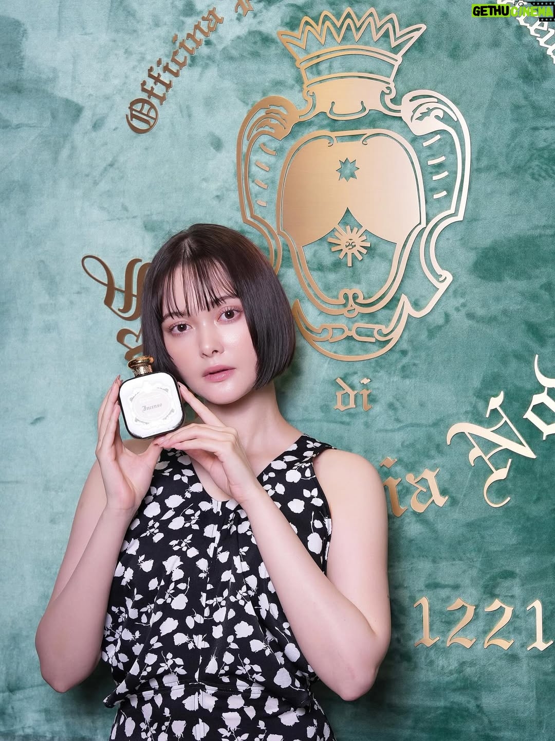 Tina Tamashiro - 85.2K Likes - Santa Maria Novella 🧚🏻

ニュウマン高輪店がOPENしたという事で
早速お邪魔してきました。

ずっと好きな香りのブランド、
サンタ・マリア・ノヴェッラ。

今回は「Incenso」の香水に
“Eterno ora（永遠の一瞬）”という言葉を
せっかくなのでイタリア語で刻印してもらいました。

香りに想いを込められるエングレービングサービス、
ギフトにもぴったりだと思います☺️🪽

9/17(水)〜9/30(火)まで、全国の直営店にて
オードパルファムまたはオーデコロンをご購入の方
対象で刻印サービスが実施中とのこと🕊️

気になる方はぜひチェックしてみてください。

#PR
#santamarianovellajapan 
#サンタマリアノヴェッラ
@santamarianovellajapan