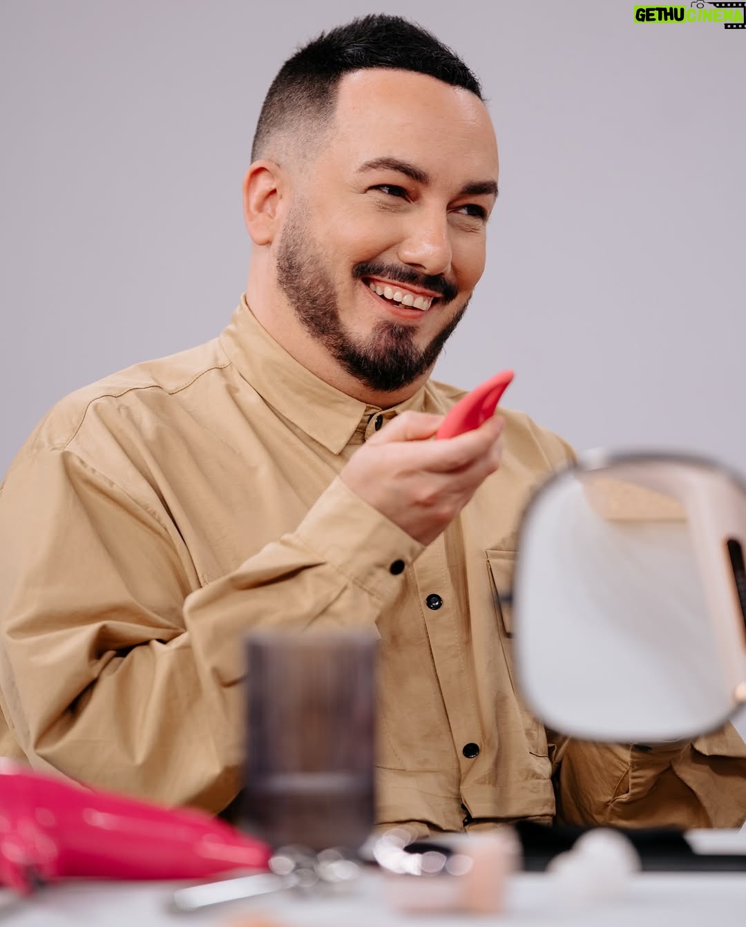 Titi Müller - 4.9K Likes - Mais que um episódio, o Bonita de Pele Show, dessa semana, foi uma aula!

E nós aprendemos que: jovens não têm medo de corte químico e que os VJs são as paquitas dos anos 2000. 

💄Bonita de Pele Show, quarta, às 19h, na DiaTV