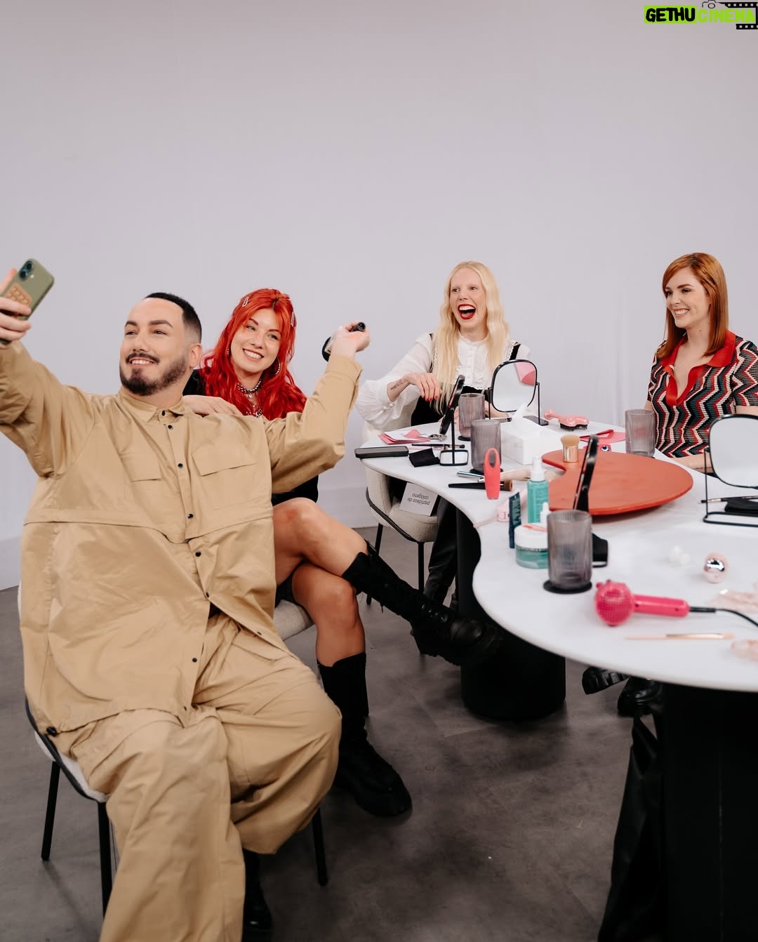 Titi Müller - 4.9K Likes - Mais que um episódio, o Bonita de Pele Show, dessa semana, foi uma aula!

E nós aprendemos que: jovens não têm medo de corte químico e que os VJs são as paquitas dos anos 2000. 

💄Bonita de Pele Show, quarta, às 19h, na DiaTV
