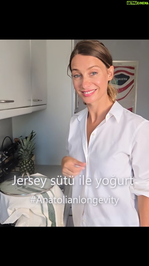 Tuba Ünsal - 4.2K Likes - Jersey Sütünden yoğurt yedim ama evde hiç denememiştim ustelik rezeneyle tadlandırınca bambaşka oldu.

1. Sütü güzelce ısıt:
Sütü kaynama noktasına yaklaştır, 85–90 dereceye kadar getir.
10–15 dakika bu sıcaklıkta karıştırarak tut.
👉 Bu aşama yoğurdun daha kıvamlı, kaşıkta dik duran bir yapıda olmasını sağlar.

2. Biraz soğumasını bekle:
Süt el yakmayacak ama hâlâ sıcak olacak şekilde 42 dereceye düşmeli.
(Parmağını daldırdığında 7–8 saniye tutabiliyorsan tamamdır.)

3. Mayayı az kullan:
1 litre Jersey sütüne yarım yemek kaşığı ev yoğurdu yeter.
Çok maya eklersen yoğurt hemen ekşir.

4. Mayalama süresi kısa olsun:
Kabını sar, sıcak bir yerde 6–7 saat beklet.
Jersey sütü yağlı ve güçlü olduğu için fazla beklerse tadı keskinleşir.

5. Soğuturken acele etme:
Yoğurdu buzdolabına koymadan önce oda sıcaklığında 30 dakika kadar kapağı açık dinlendir.
Sonra kapağını kapatıp buzdolabına al.
Böylece yoğurdun üstü çatlamaz, dokusu pürüzsüz olur.

6. Süzme yoğurt istersen:
Yoğurdu tülbente dök, 2–3 saat buzdolabında süz.
Altta kalan suyu atma, çorbalarda veya smoothie’de kullan.
Üstte kalan yoğurt yoğun, kaymak gibi olur.

💫 Ek bir Anadolu dokunuşu:
Sütü ısıtırken içine bir tutam rezene tohumu at, 5 dakika demlenip süz.
Rezene yoğurdu hem sindirimi kolaylaştırır hem de mis gibi kokutur.